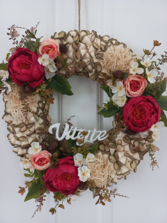Věnec z dřevěných hoblin -  vítejte a růže